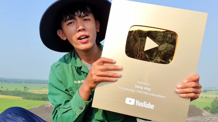 &#34;YouTuber nghèo nhất VN&#34; khoe thu nhập, chi số tiền lớn khiến dân mạng trầm trồ - 1