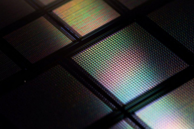 Mỗi chấm nhỏ trong con chip là rất nhiều bộ não nhân tạo, chúng kết nối với nhau tạo nên sức mạnh rất lớn. Ảnh: Peng Lin/MIT News.