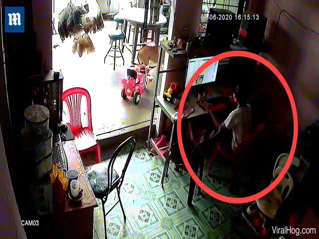 Báo nước ngoài đăng video cậu bé Việt thoát chết khi bồn nước sập xuống giữa nhà