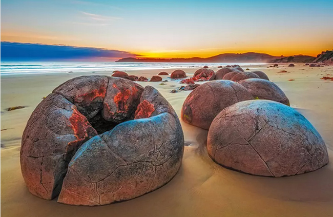 Moeraki Boulders (Koekohe Beach, New Zealand): Các tảng đá Moeraki hình thành khoảng 65 triệu năm trước tại bãi biển Koekohe, New Zealand. 
