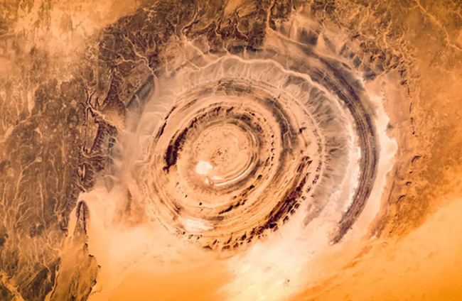 Richat Structure (Mauritania): Còn được gọi là Đôi mắt huyền thoại của Sahara, đây là một cấu trúc hình tròn rộng 48km, trông giống như một con mắt khổng lồ giữa sa mạc. 
