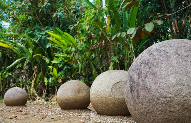 Stone Spheres (Palmar Sur, Costa Rica): Những quả cầu đá này nằm trong những bí ẩn lớn nhất của khảo cổ học. Hơn 300 quả cầu, gần như tròn hoàn hảo được khai quật trên một cánh đồng vào những năm 1930.&nbsp;
