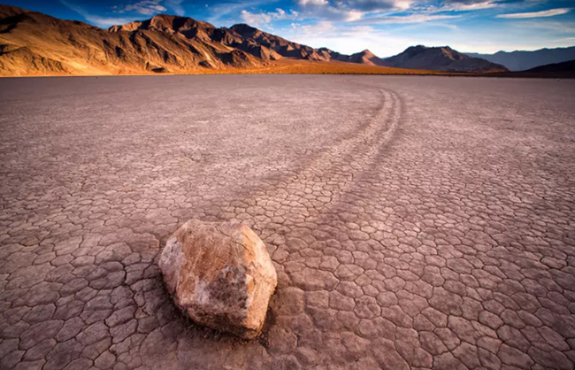 The Racetrack (Death Valley National Park, California): Nơi đây nổi tiếng với những tảng đá di chuyển kỳ lạ trông như thể chúng bị đẩy hoặc kéo bởi một thế lực bí ẩn nào đó qua thung lũng, để lại dấu vết phía sau chúng.&nbsp;
