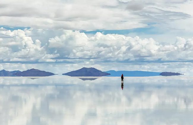 Cánh đồng muối Salar de Uyuni (Bolivia): Salar de Uyuni rộng hơn 10.000km2. Độ phẳng và khô cực kỳ của nó đã giúp tạo ra một bề mặt phản chiếu giống như một chiếc gương khổng lồ trong suốt mùa mưa.&nbsp;
