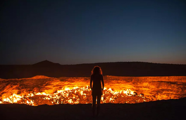 Cánh cửa địa ngục (Turkmenistan): Gần 50 năm trước, một miệng núi lửa đã mở ra trên sa mạc phía bắc Turkmenistan. Ngọn lửa này vẫn ngùn ngụt cháy cho tới tận ngày nay.&nbsp;
