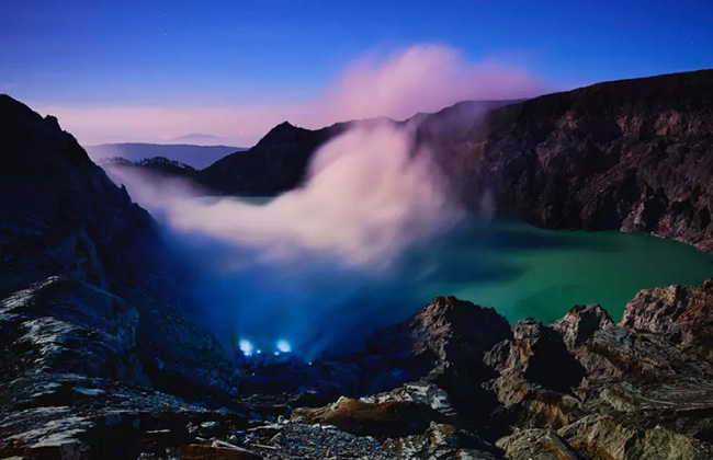 Kawah Ijen Lake (Indonesia): Hình ảnh ở đây vừa đáng sợ vừa ngoạn mục. Khí lưu huỳnh bùng phát qua các bề mặt đá quanh hồ bốc cháy khi gặp không khí bên ngoài và tạo ra ngọn lửa bắn lên không trung.&nbsp;
