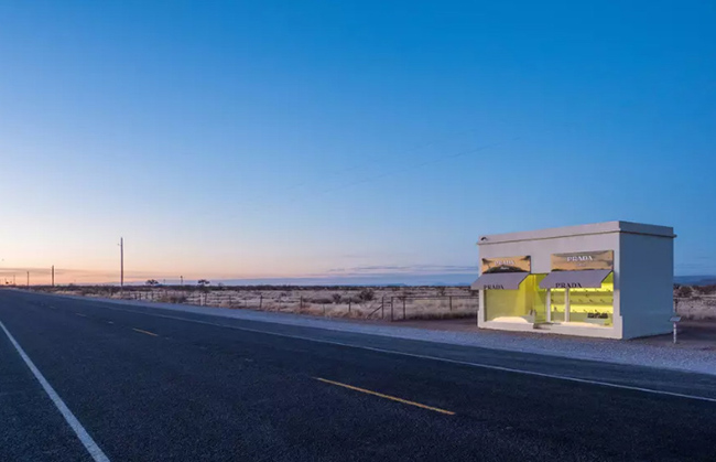 Marfa Lights (Marfa, Texas): Trong hơn 100 năm nơi đây xuất hiện những tia sáng lấp lánh vào ban đêm. Những quả cầu sáng chói, đầy màu sắc phóng qua bầu trời Texas tối và rộng đến nay vẫn còn là một bí ẩn.&nbsp;
