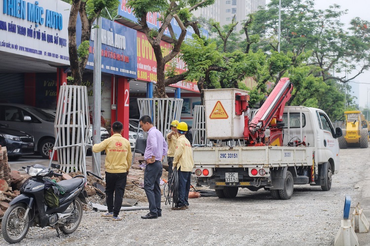 Theo một nhân viên thuộc ban quản lý dự án cho biết, việc di chuyển vị trí hơn 30 cây sưa đỏ đồng thời tiến hành lắp đặt hệ thống bảo vệ cây đã được tiến hành cách đây 2 tháng và đang trong gia đoạn hoàn thiện.