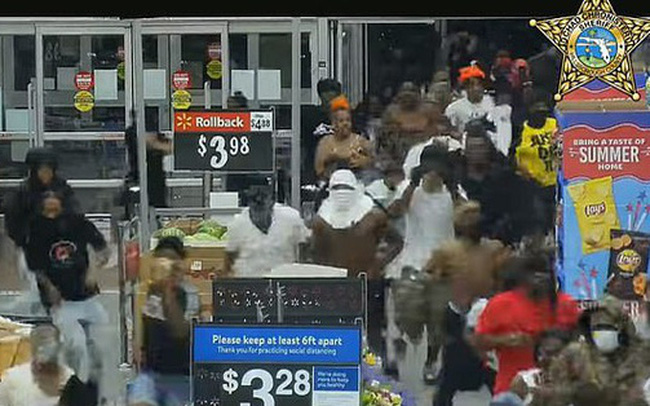 Hàng trăm người đã đập vỡ cửa kính siêu thị Walmart và lấy đi một lượng hàng hóa lớn (Nguồn: Fox News)