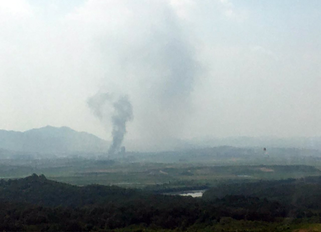 Văn phòng liên lạc liên Triều bị Triều Tiên cho nổ tung, ảnh chụp từ xa (ảnh: Yonhap)