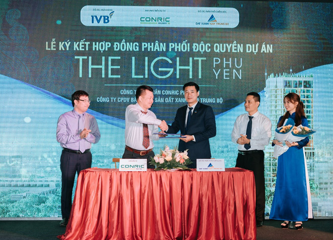 Lễ ký kết hợp tác phân phối độc quyền dự án giữa Chủ đầu tư Conric Phú Yên và Đất Xanh Nam Trung Bộ.