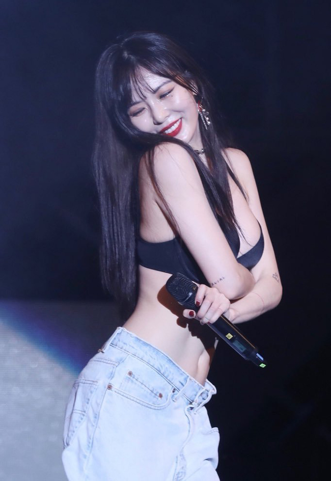 HyunA thường xuyên diện trang phục bốc lửa lên sân khấu trình diễn. Không ít lần nữ ca sĩ gây tranh cãi, khi là&nbsp;vén áo lộ nội y khi đang hát, lúc lại tình tứ với bạn diễn trên truyền hình.
