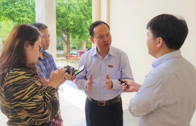 Bí thư Tỉnh ủy, Chủ tịch HĐND tỉnh Thanh Hóa Trịnh Văn Chiến trao đổi với báo chí bên hành lang Kỳ họp HĐND tỉnh Thanh Hóa