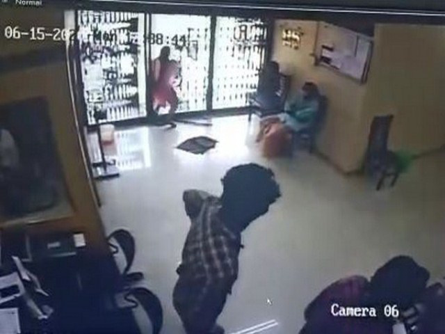 Một phụ nữ đến từ huyện Ernakulam, bang Kerala - Ấn Độ thiệt mạng sau khi đâm đầu vào cửa kính ngân hàng hôm 16-6. Ảnh: NDTV