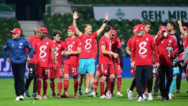 Các cầu thủ Bayern ăn mừng danh hiệu Bundesliga