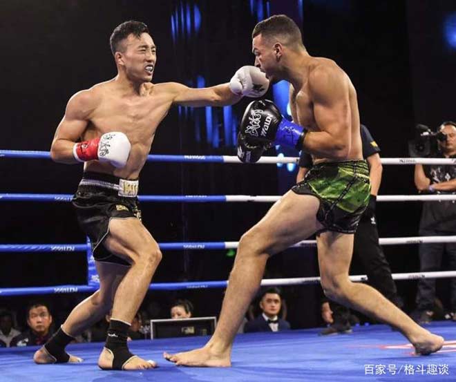 Cảnh sát Trung Quốc (trái) khiến nhà vô địch kickboxing thế giới (phải) gặp nhiều khó khăn