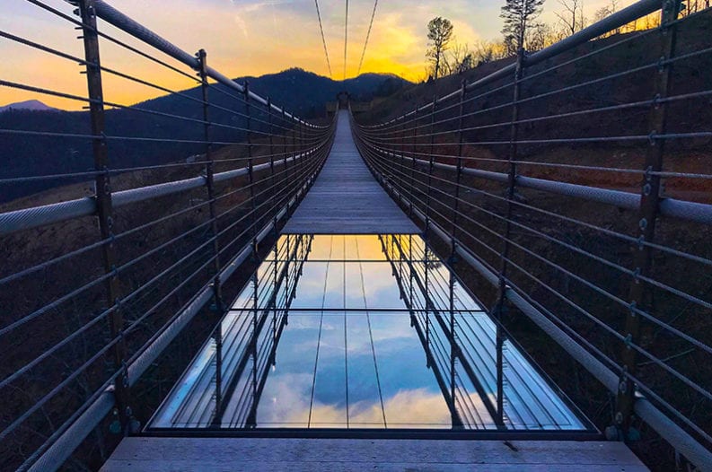 Phần sàn kính trên cầu SkyBridge, cầu đi bộ dài nhất nước Mỹ (Ảnh: Independent)