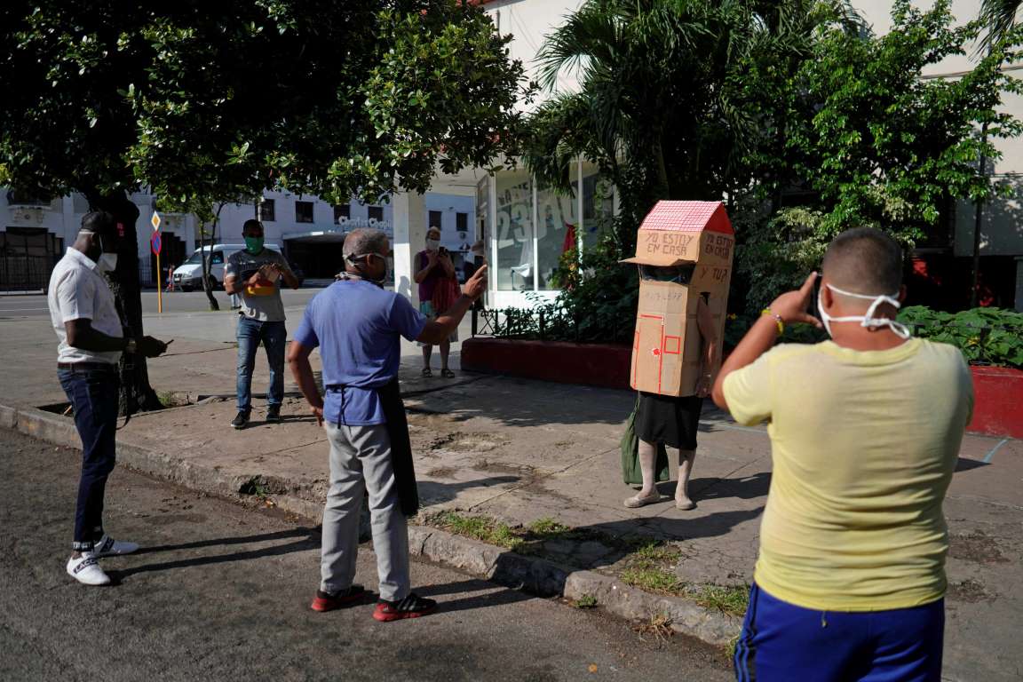 Nhiều người dân tại Havana tỏ ra thích thú với ngôi nhà của bà Feridia (Ảnh: Reuters)