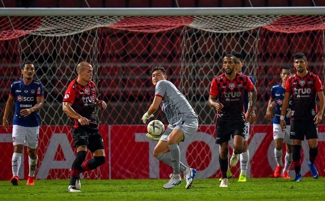 Đặng Văn Lâm đánh mất suất bắt chính ở Muangthong United