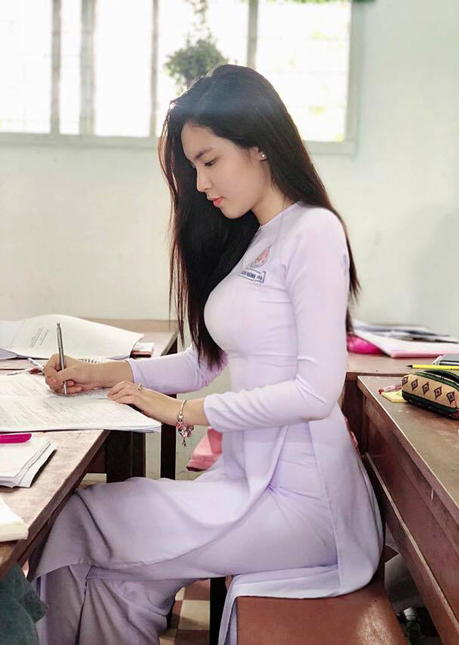 Hình ảnh nữ sinh Sa Đéc - Đinh Triệu Đoan Nghi mặc áo dài trắng.
