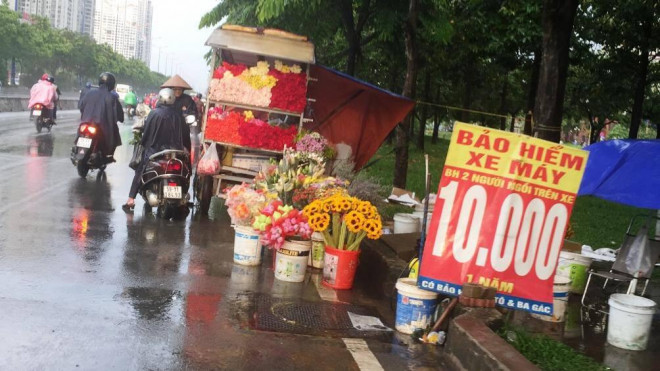 Lấn chiếm lòng đường trên Xa lộ Hà Nội đã diễn ra nhiều năm nay trên địa bàn quận 2