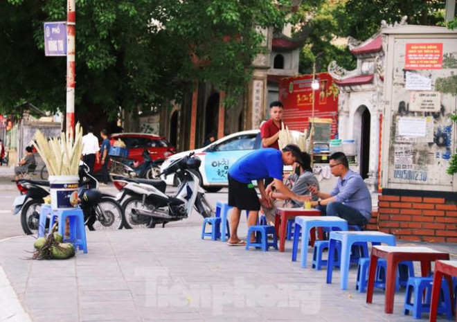 Hầu hết các đường phố, ngõ ngách tại Hà Nội cứ cách vài trăm mét lại mọc lên một quán nước mía