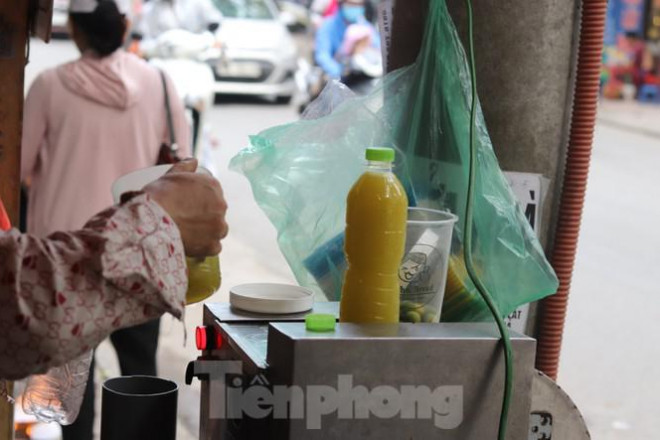 Riêng phần bán theo lít chị bán được 50 lít mỗi ngày, tổng cộng mỗi ngày bán hơn trăm lít, lãi từ 1 – 2 triệu đồng