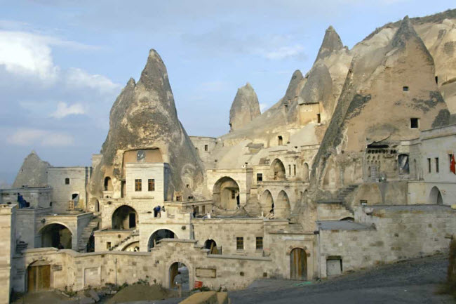 Thị trấn Göreme nổi tiếng với những cấu trúc đá đẹp như tranh vẽ được hình thành qua quá trình xói mòn kéo dài hàng nghìn năm.
