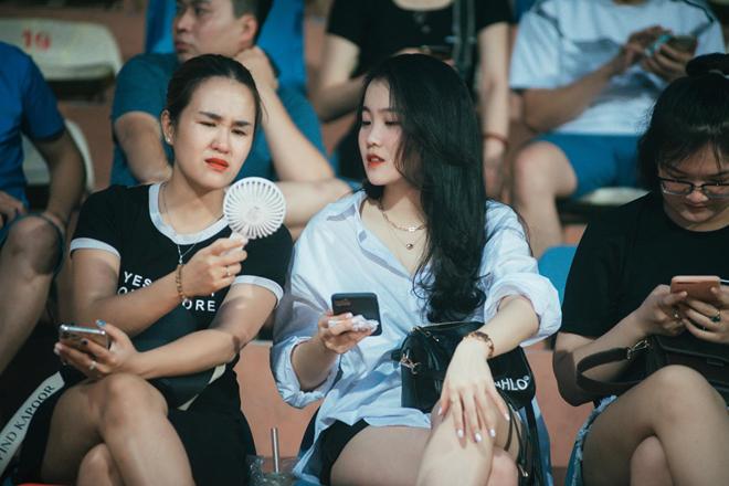 Cả hai cô gái xinh đẹp này tới sân và đều cổ vũ cho CLB chủ nhà Hà Nội.