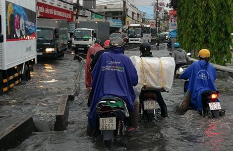 Nước ngập mênh mông trên đường Tô Ngọc Vân, quận Thủ Đức. Ảnh: Gia Minh.