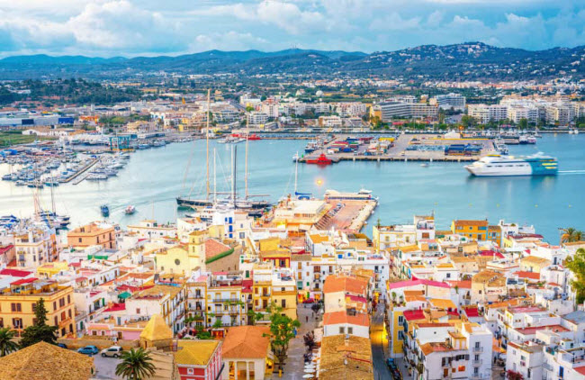 Ngoài phong cảnh biển, thị trấn Ibiza còn gấy ấn tượng với các công trình kiến trúc cổ kính và bức tường thành cổ bao quanh thị trấn.
