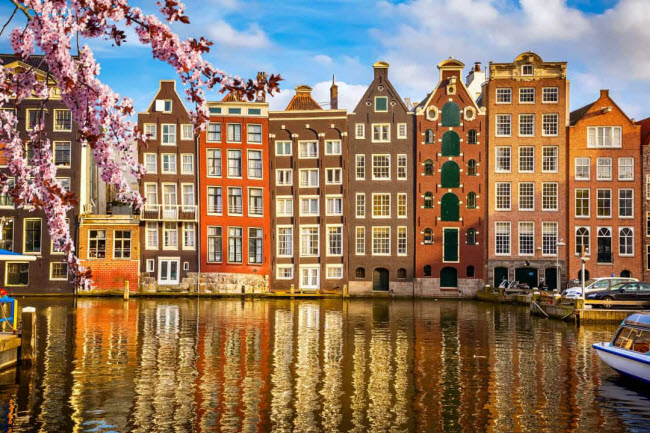 Amsterdam, Hà Lan: Thị trấn cổ ở Amsterdam đã được UNESCO công nhận là di sản thế giới với lịch sử lâu đời và kiến trúc độc đáo.
