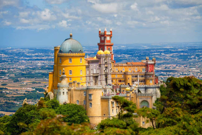 Điểm du lịch hấp dẫn nhất tại thị trấn Sintra là cung điện Pena. Công trình được xây dựng trên một quả đồi nhìn xuống thị trấn.
