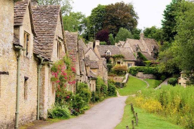 Bibury, Anh: Ngôi làng cổ Bibury có niên đại từ năm 1086 và được coi là một trong những ngôi làng đẹp nhất ở Anh quốc.
