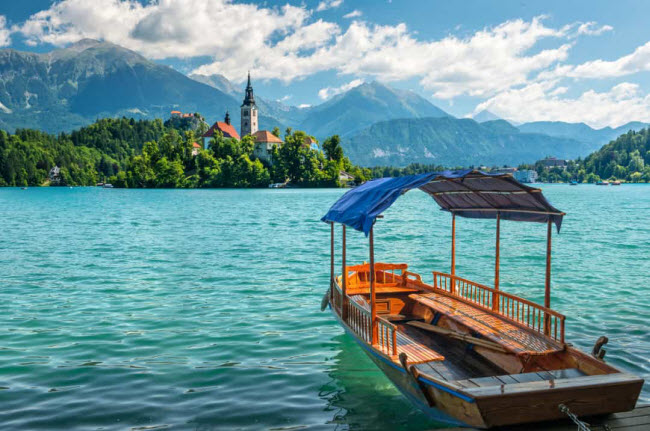 Quang cảnh thanh bình, thoáng đãng, yên tĩnh và hiền hòa ở hồ Bled thu hút một lượng lớn du khách từ khắp nơi đến thị trấn Bled.
