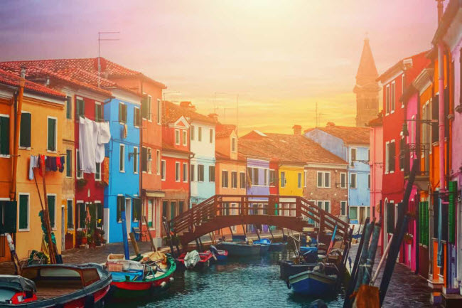 Burano, Italia: Thị trấn nhỏ xinh đẹp thực chất là một hòn đảo nằm trên hồ Venetian ở miền bắc Italia.
