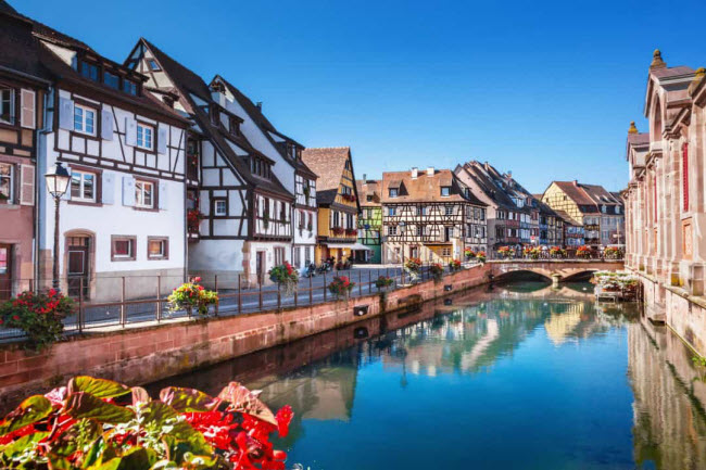 Colmar, Pháp: Thị trấn cổ có niên đại từ thế kỷ thứ 9 được coi là phiên bản thu nhỏ của thành phố Venice, do nơi đây có hệ thống kênh chạy dọc đường phố.
