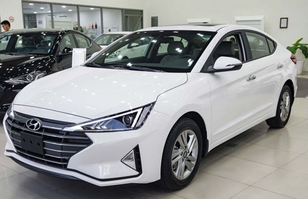 Hyundai&nbsp; Elantra 1.6 AT màu trắng tại đại lý giá từ 655 triệu đồng