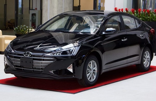 Hyundai Elantra màu đen bản 1.6 số sàn giá từ 580 triệu đồng