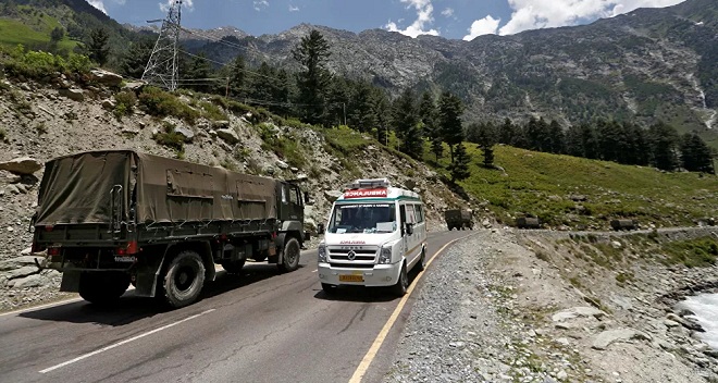 Xe cứu thương đi qua đoàn xe quân sự hướng đến vùng Ladakh.