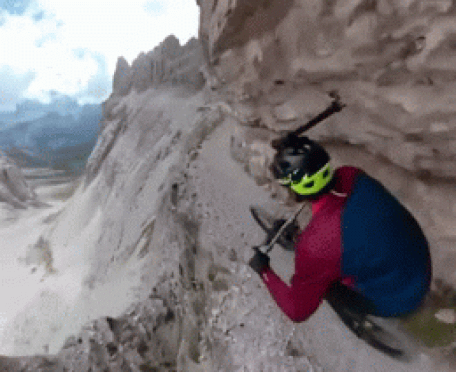 Video: Rùng mình lái xe đạp cheo leo vách núi bên vực sâu thăm thẳm - 1