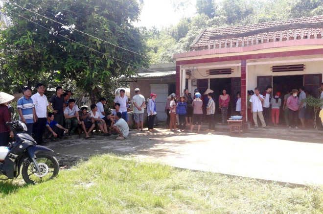Rất đông người dân cùng chính quyền địa phương tập trung nhà cha mẹ ruột của anh Đào Mạnh Nam phụ giúp gia đình lo hậu sự.