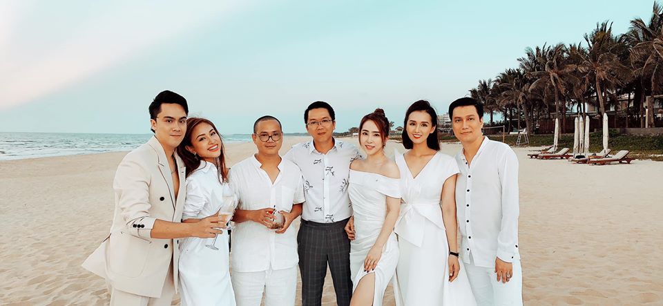 MC Thái Dũng, diễn viên Việt Anh (ngoài cùng hai bên) là hai sao nam hiếm hoi của showbiz Việt dự tiệc cưới người bạn thân