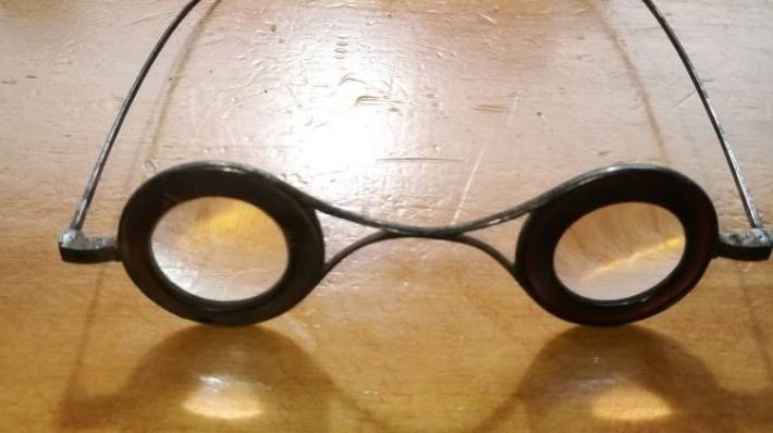 Cặp kính kỳ lạ được bán với giá cao ngất ngưởng (Nguồn: Stuff)