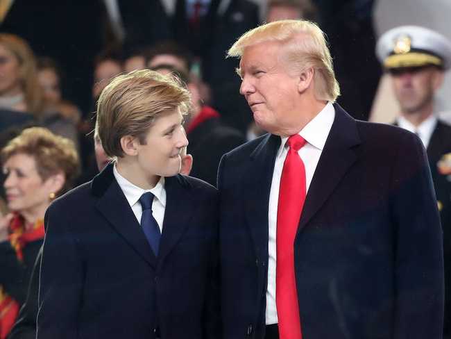 Tại New York, con trai của ông Trump, Barron, theo học Trường dự bị Columbia, với chi phí 40.000 USD một năm.
