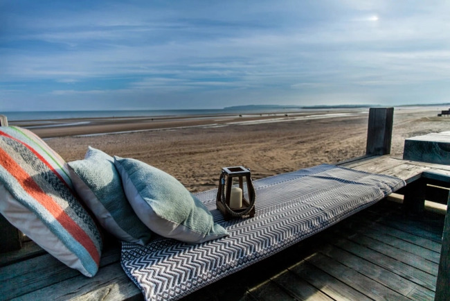 Ghế nghỉ trên bờ biển để du khách có thể thoải mái tắm nắng thư giãn.
