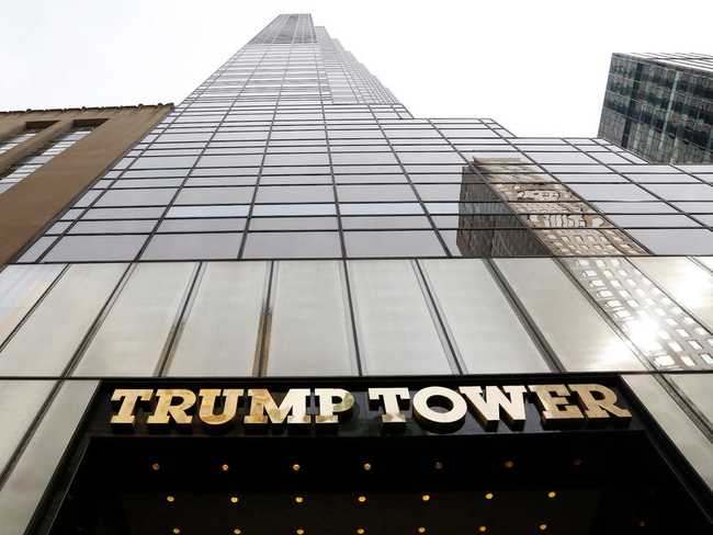 Ba người họ sống trong căn hộ penthouse trị giá 54 triệu USD trong Tòa tháp Trump ở New York trước khi chuyển đến Nhà Trắng.
