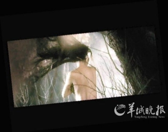 Trả lời tờ QQ, nàng Tiểu Long Nữ thừa nhận cô dùng thế thân trong cảnh quay bán nude, để lộ lưng trần trên màn ảnh.
