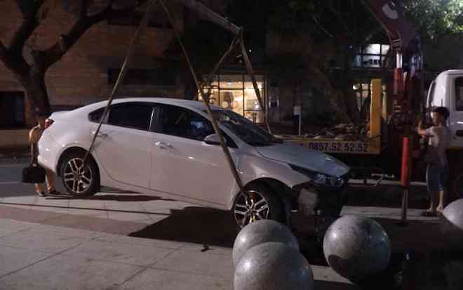 Ô tô sau khi đâm vào xe máy thì húc luôn vào các viên bi đá trước toà nhà Trung tâm hành chính TP Đà Nẵng. Ảnh: BÙI TOÀN.