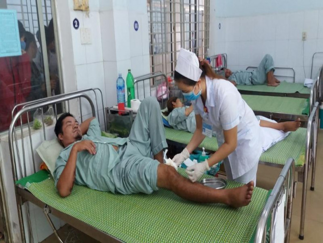 Một bệnh nhân ở Quảng Nam bị tai nạn giao thông, do anh không có BHYT nên gia đình phải đi vay mượn gần 100 triệu đồng để chữa bệnh. Ảnh: V.LONG